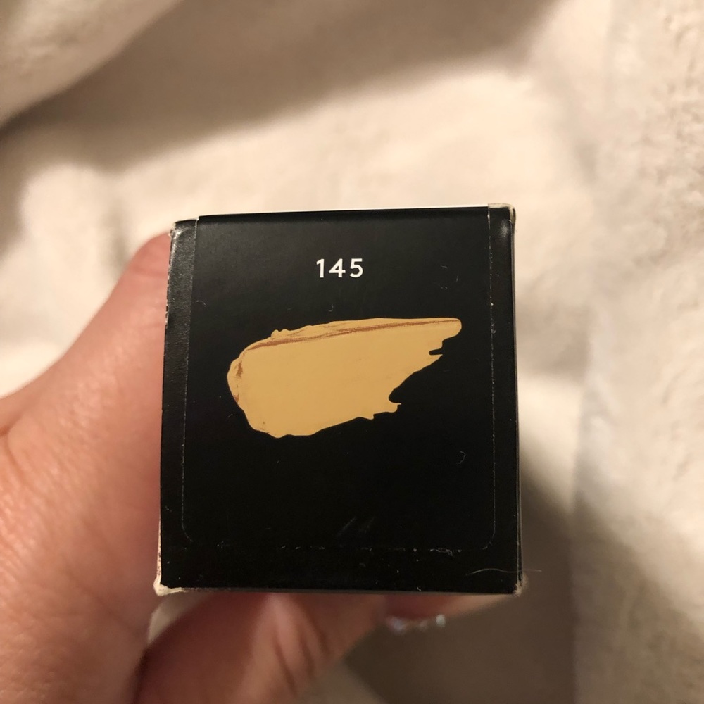 Fenty 145 Pro Filt’r Soft Matte Foundation - Picture 2 of 3
